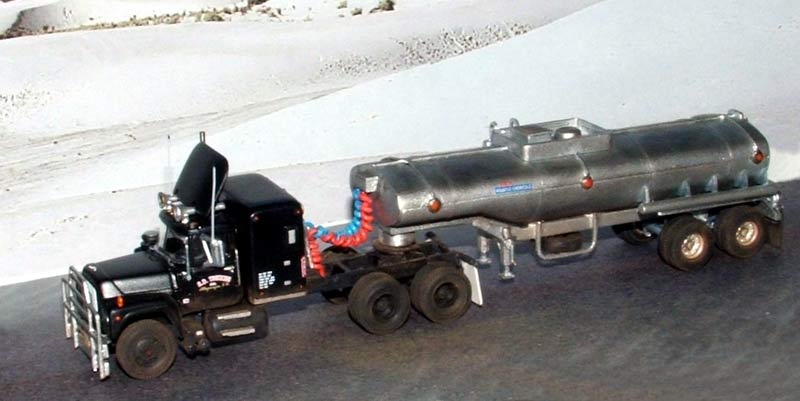 Rubber Duck Mack RS700L & Tank Trailer