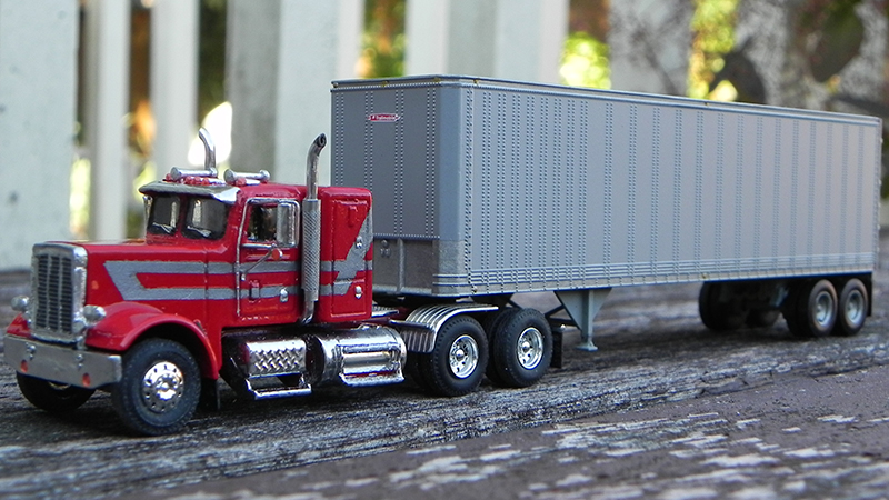 Freightliner FLC 2000 года